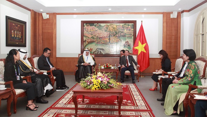 Bộ trưởng Bộ VHTTDL Nguyễn Văn Hùng tiếp Hoàng thân Salman Al-Saba